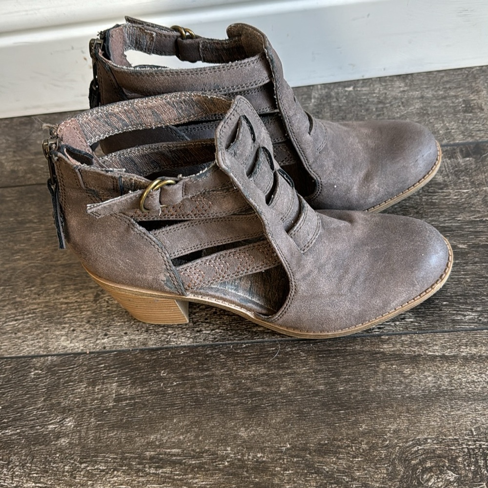 Roxy Booties - Picture 2 of 4